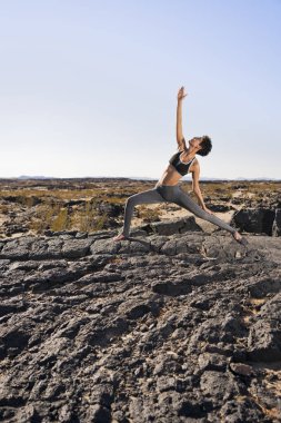 Lava Kayalıklarında Yoga