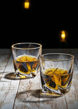Bir bardak sek viski.