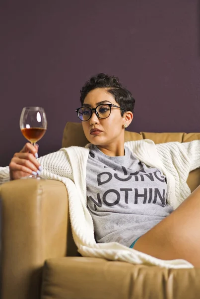 Mulher com vinho — Fotografia de Stock