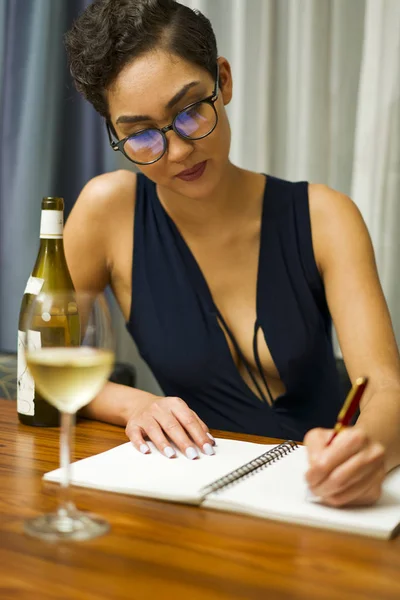 Mädchen mit Wein beim Schreiben — Stockfoto