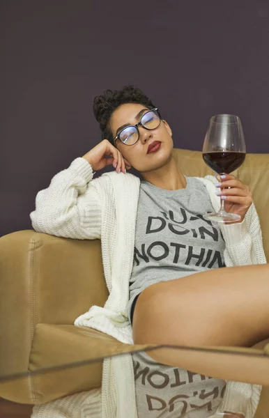 Menina com vinho — Fotografia de Stock