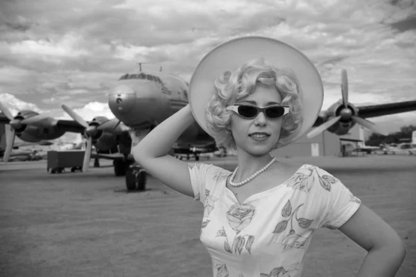 Classic Girl at Airport ロイヤリティフリーのストック画像