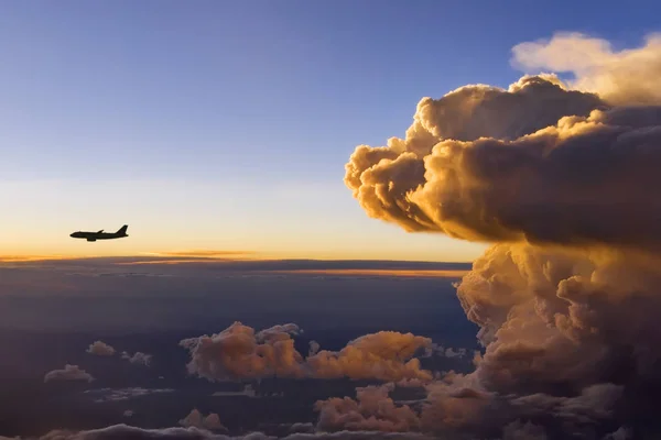 嵐の前の飛行機と日没時の嵐前線 — ストック写真