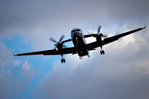 Turbo Prop Coming in for Landing in Las Vegas — Stock Photo, Image