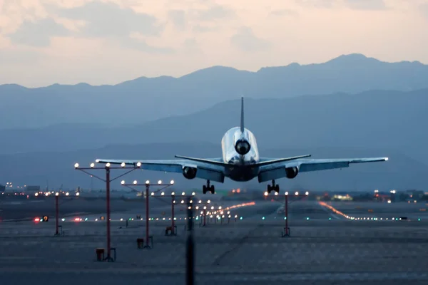 Silhouette Commercial Airliner Landing Las Vegas Sunset 로열티 프리 스톡 사진
