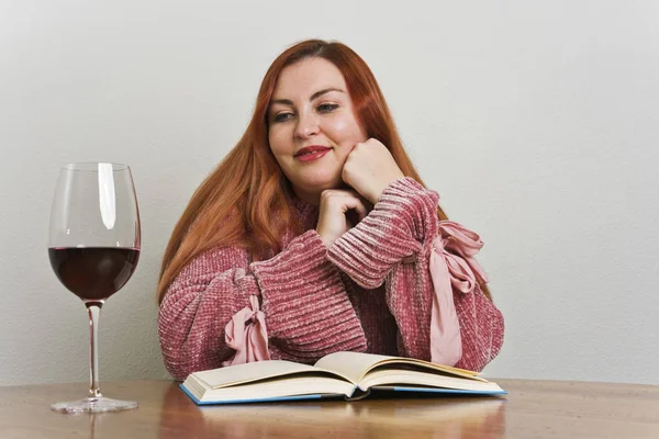 Ruiva com Vinho e Livro — Fotografia de Stock