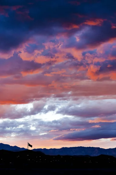 Sunset 'te Bayrak