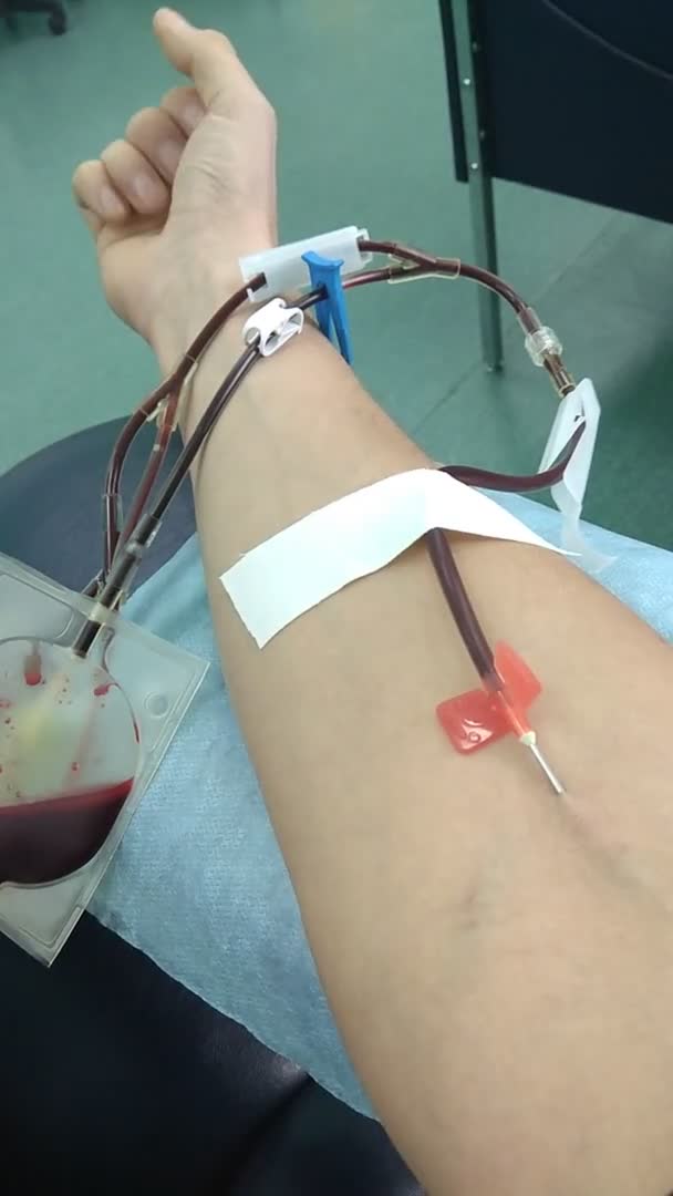 Mão Homem Branco Que Sangue Nas Plaquetas Close Com Uma — Vídeo de Stock