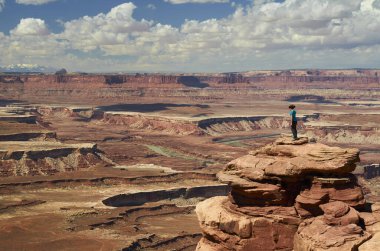 Jeolojiyi gören bir kadın.