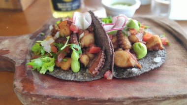 Özel deniz ürünleri tacosu.