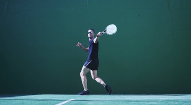 Kürek topu turnuvası. Çimlerin üzerinde klasik vuruş duruşu olan oyuncu