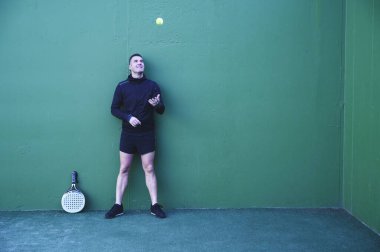 Kürekçi duvarda dinleniyor, top tarafından eğlendiriliyor.