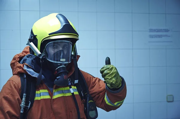 呼吸器を持った消防士はすべてがうまくいくことを示しています 希望の概念 — ストック写真