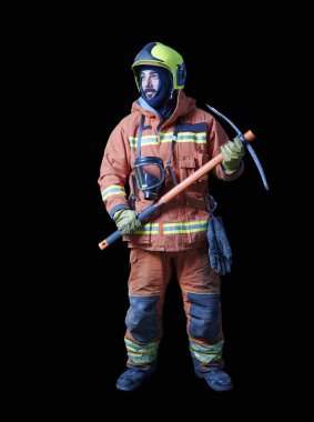 Siyah arka planda iş aleti olan izole itfaiyeci.