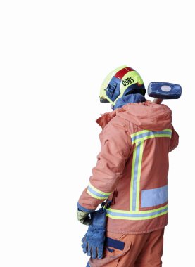 İtfaiyeci sırtında beyaz arka planda aletler taşıyor.
