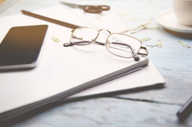 kağıtları, kahve, telefon ve pencile tablo