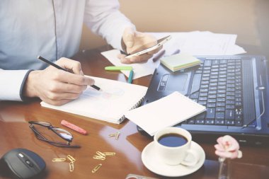 adam el telefon ve kalem