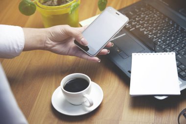 kadın el telefon çalışıyor