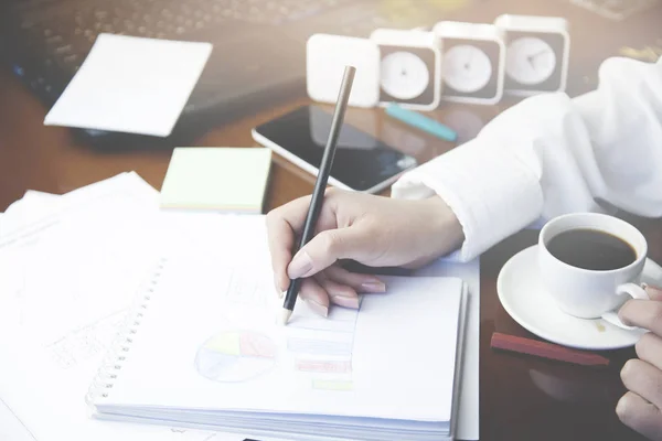 Mujer escribir lápiz — Foto de Stock