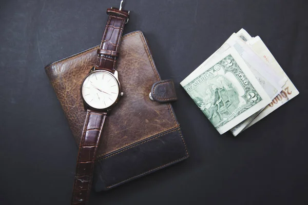 Horloge sur le portefeuille et l'argent — Photo