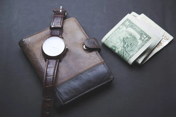 Reloj en la billetera y el dinero —  Fotos de Stock