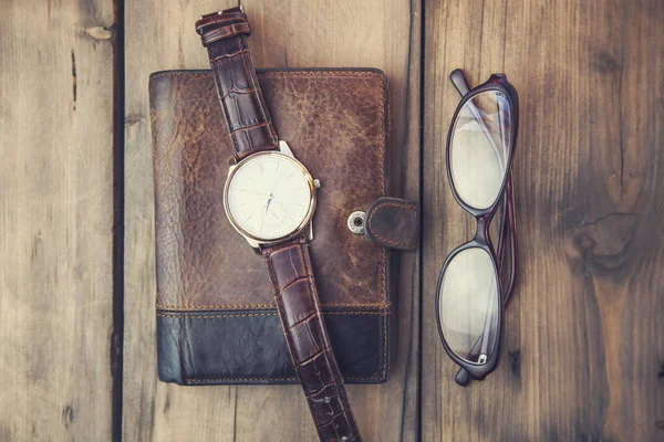 Orologio sul portafoglio e occhiali — Foto Stock