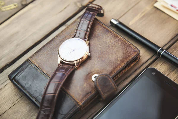 Reloj en la billetera y gafas —  Fotos de Stock