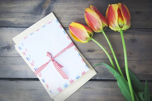 Tulipes, café et lettre — Photo