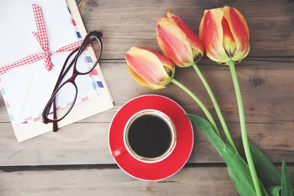 Tulipán, a kávé és a levél — Stock Fotó