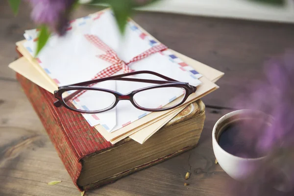 Offee wite letters, livro e óculos — Fotografia de Stock