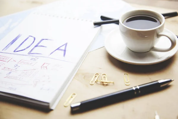 Kaffe, penna och papper — Stockfoto