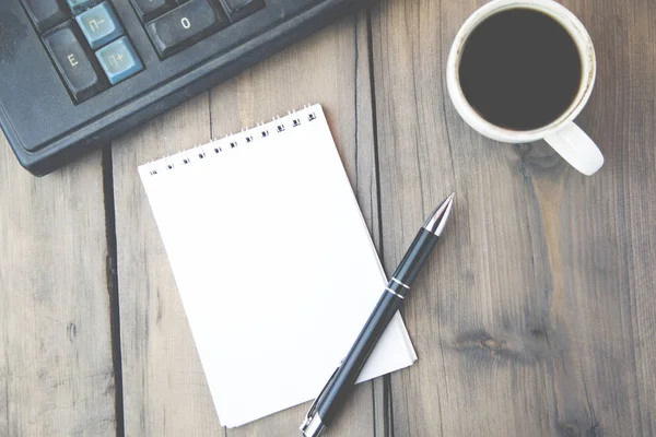 Taschenrechner, Papier und Stift — Stockfoto