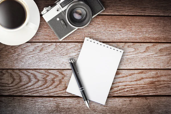Бумага, ручка, кофе и камера — стоковое фото
