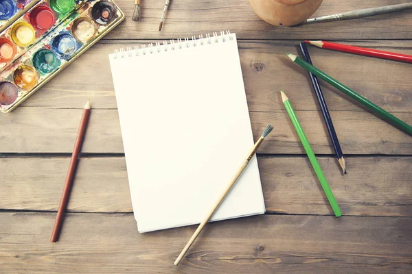 Fırçalar, kalemler ve not defteri