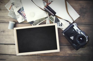 fotoğraf çerçeveleri ve eski fotoğraf makinesi 