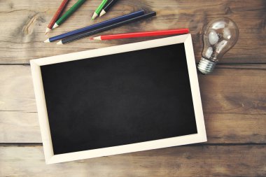 resim çerçevesi ve kalemler