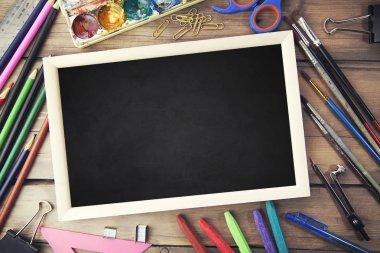 resim çerçevesi, kalem ve fırça