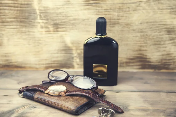 Parfum, montre, portefeuille et lunettes — Photo