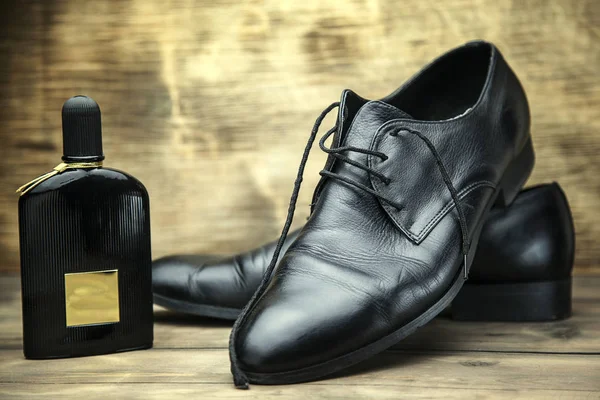 Zapatos y perfume de hombre — Foto de Stock