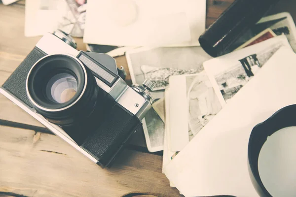 Resimler ve eski fotoğraf makinesi — Stok fotoğraf