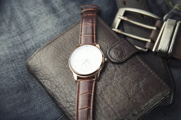 Zegarek, portfel i dżinsy — Zdjęcie stockowe