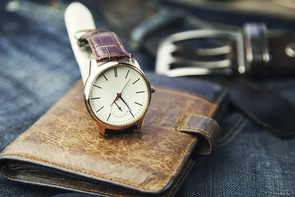 Relógio, carteira e jeans — Fotografia de Stock