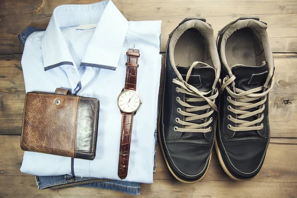 셔츠, 시계, 신발, 청바지 — 스톡 사진
