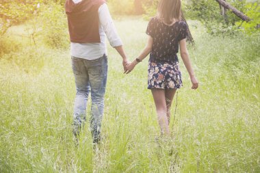 Parkta yürüyen bir çift.