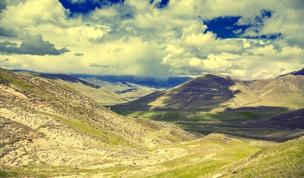 Montañas y cielo — Foto de Stock