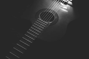 Gitar beyaz ve siyah arka plan