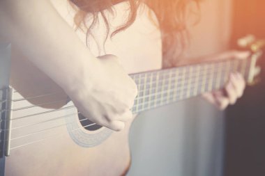 kadın el gitar