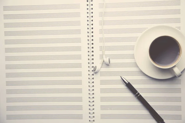 Caffè e auricolari su notebook — Foto Stock