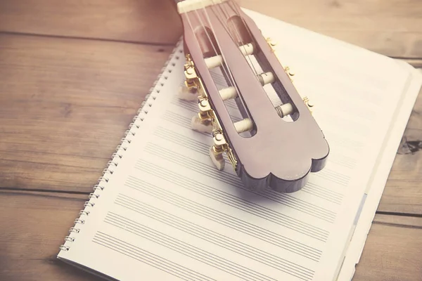 Κιθάρα με το σημειωματάριο — Φωτογραφία Αρχείου