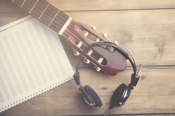 ギターとメモ帳に白いイヤホン — ストック写真